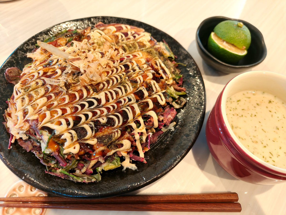 choppa55's tweet photo. [自炊]お好み焼き定食
イカゲソとプランタ栽培のヒユナと実家で採れたニラ、玉ねぎ他をタネにして🦑🌿 https://t.co/pjr1CGr6Yb