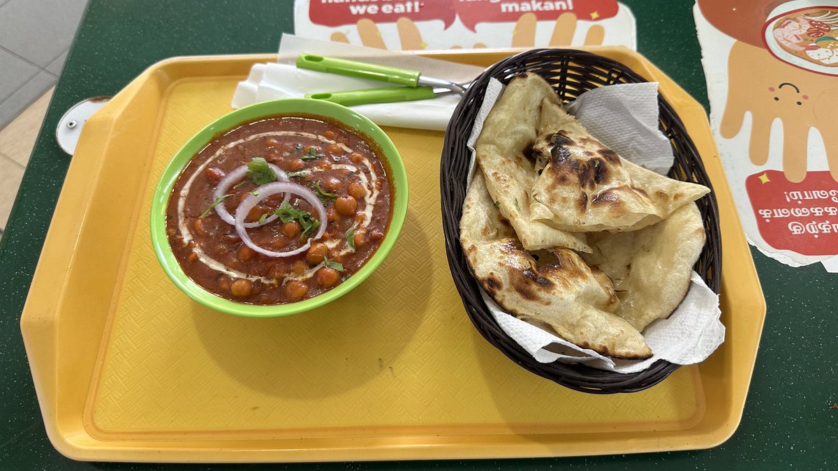 mitaro_r32's tweet photo. 今日のお昼のカレーはButter Naan 3.00SGD、Channa Masala 7.00SGDです。
これでこのお店のブレッドとベジタブルカレーを全制覇となりました。 https://t.co/QypuJTiuQB
