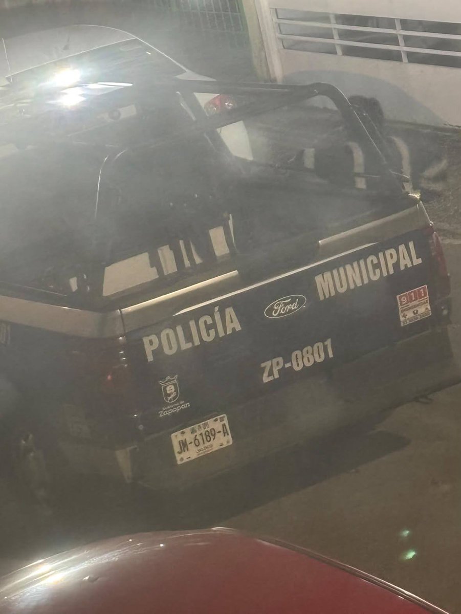 NovedadViolenta's tweet photo. En la calle Playitas entre Doctor Mateo de Regil e Ignacio Aldama de la colonia el Briseño de Zapopan @PoliciaZapopan de la unidad ZP-0801, golpearon a un hombre esposado a la estructura de metal de  la camioneta y después ambos elementos lo tiraron al piso, para continuar https://t.co/DYYDAMDqbH