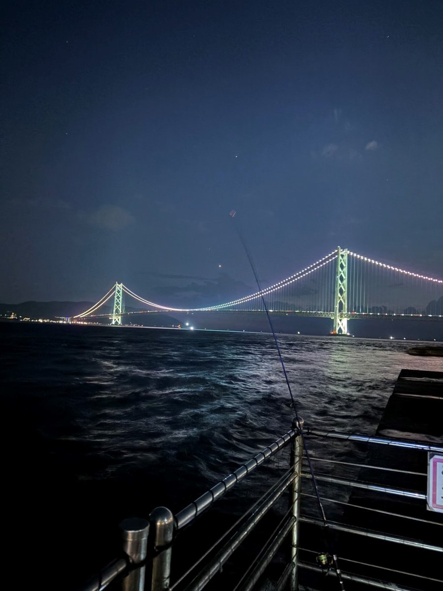 sanyotool's tweet photo. 大阪営業所よりおはようございます🤗
明石海峡大橋を見渡せるスポットで夜釣り🎣
幻想的なライトアップと波の音に包まれて、
最高のリフレッシュ🌉✨
夜も涼しく過ごしやすい気温になりましたね☺️
しっかりチャージできたので、
今週も張り切ってまいります💪
#企業公式が朝の挨拶を言い合う https://t.co/JoFy15flc4