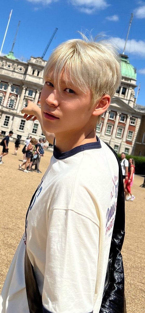 eunseokcloud's tweet photo. this boyfriend pose https://t.co/64hZMjjUk3