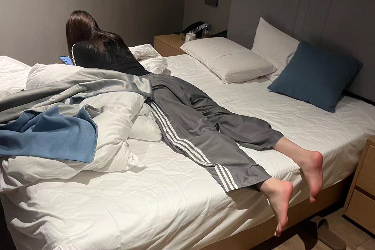 Drema30060268's tweet photo. 约了一个07的女大去民宿喝酒，酒杯加好打底，静待药效，虽然直接就能干，但是我更喜欢没有意识可以随意玩弄的那种感觉，这也是我为什么这么喜欢迷玩的原因 #迷奸 #迷玩 #睡奸 https://t.co/iWFHBu3HRy