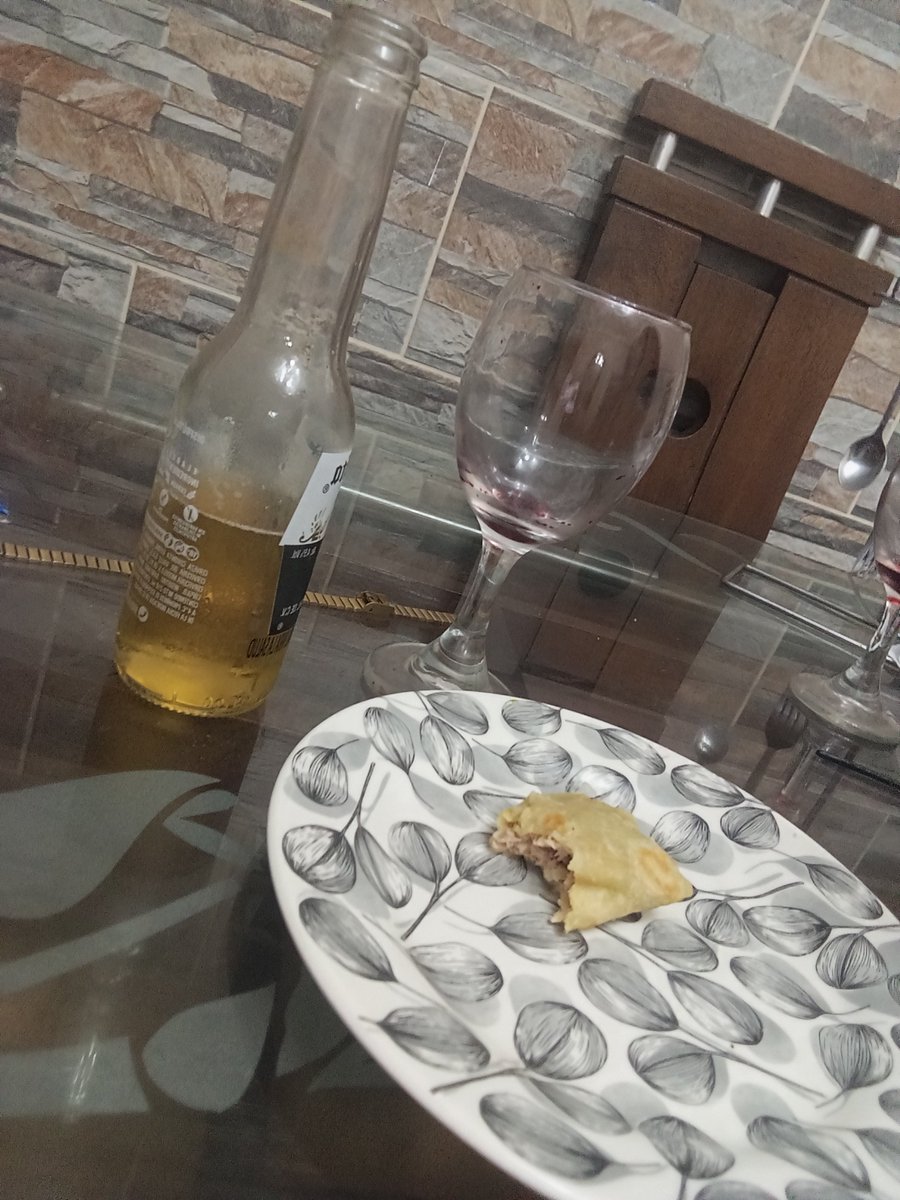 LauraLCadavid's tweet photo. Después de una botella de vino del D1 y unas coronitas: un buen armado de atún con guacamole: delicia! https://t.co/ojVFC7qzuj