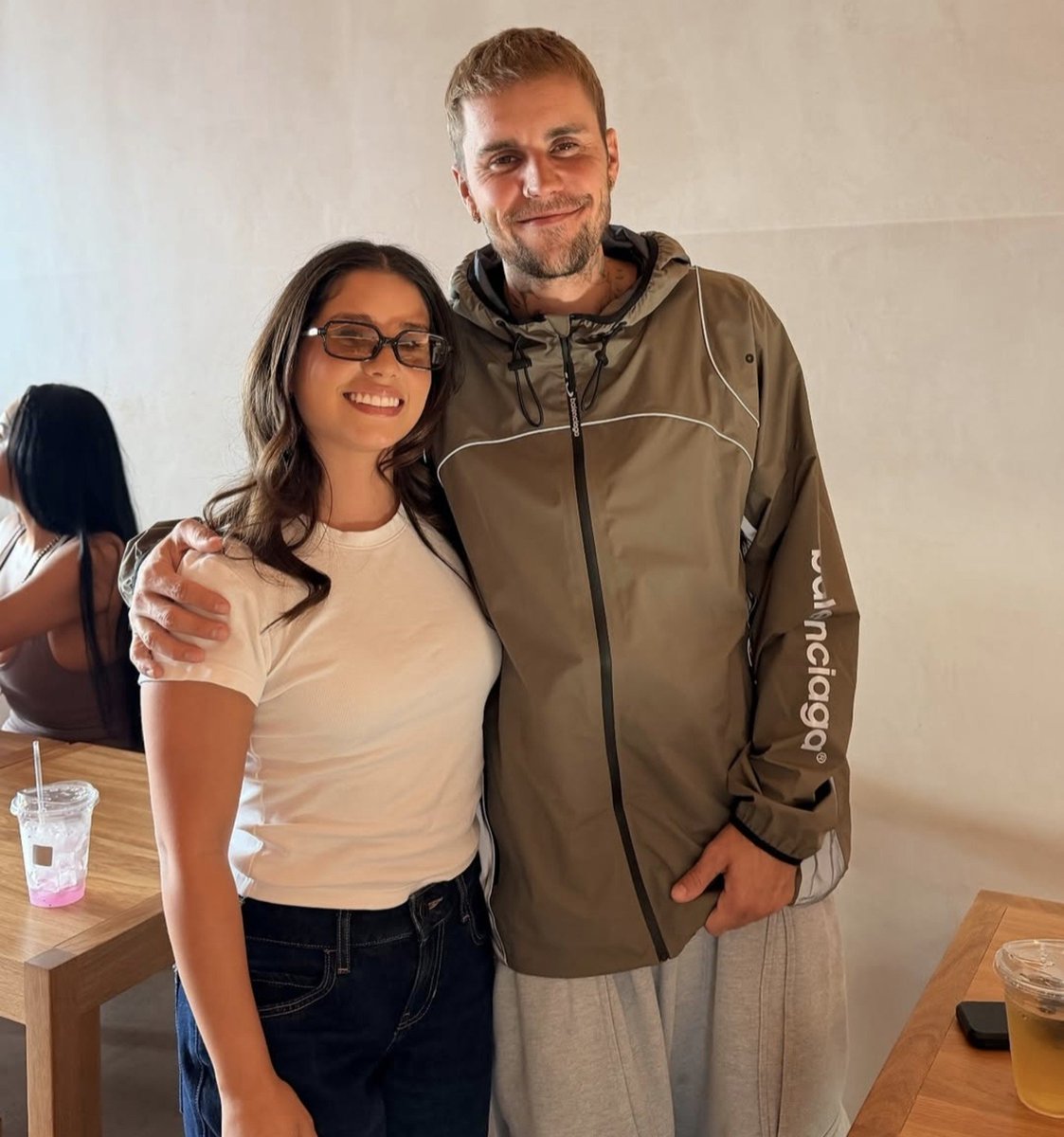 aboutbieberbra's tweet photo. Justin Bieber com fãs em Los Angeles, Califórnia. (19/09) https://t.co/ph9OvmwI81