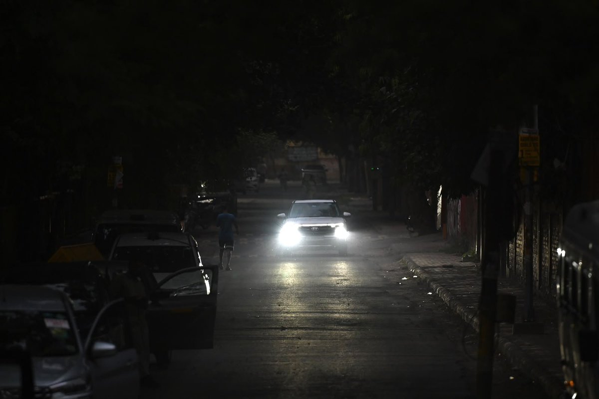 HemaniBhandari's tweet photo. For years, students of LSR College have crossed this stretch along the back gate.Barely lit. Next to a park often filled with ruffians.
Imagine having to send "Be safe alerts",stay on call, share location-just to reach home every day!

A 500m stretch-a horror story in today's HT https://t.co/0v25n2bg5t