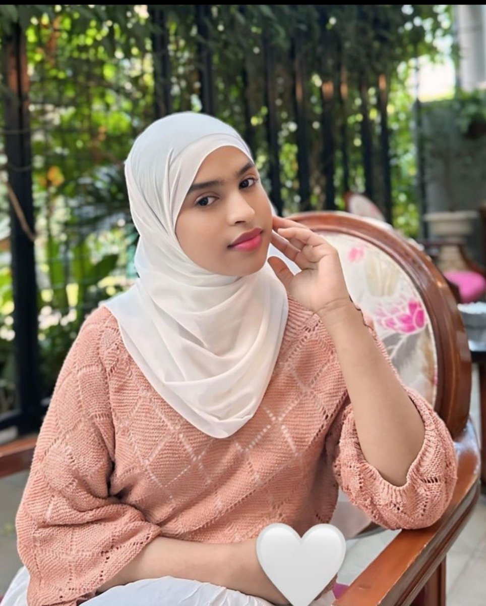 __Zainab_'s tweet photo. I look like I’m alright but Wallahi I need a husband https://t.co/4IBIjaU8Gm