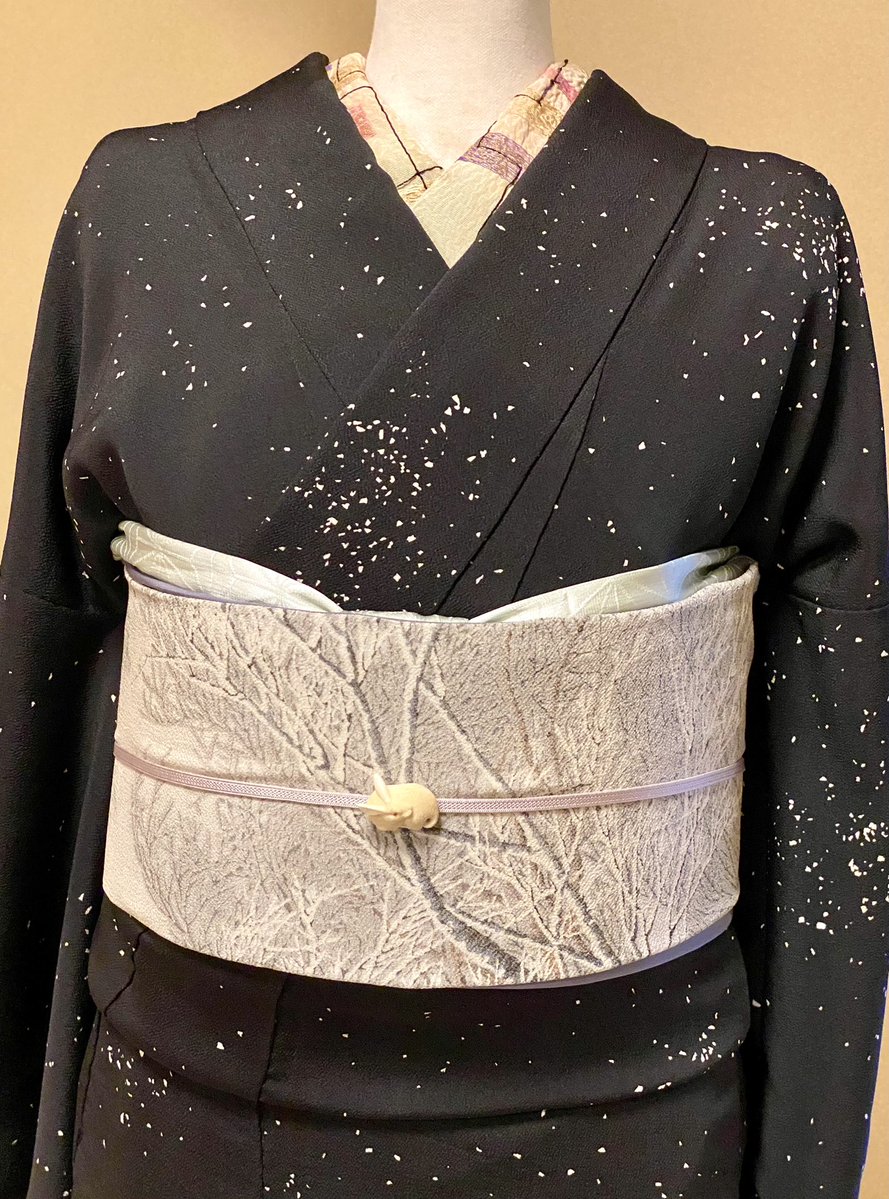 mayachon's tweet photo. こんな柄があるの！？と驚くものが多くて秋冬ゾーンもかなり好きなのですが、一番心惹かれたのは兎と雪のコーデ。周りに比べて静かな佇まいが雪の日を思わせて、またこの帯揚げに艶があるのがとても素敵で。この冬の質感についてお話できて最高の時間があった。
4枚目リスちゃんの手が可愛い🐿️ https://t.co/YBty5zehf7