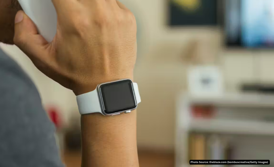 VibesSocial1's tweet photo. So here’s a fun new development in the “technology has gone too far” department.
Apple’s new Siri Recap feature can turn someone else’s Apple Watch into your personal surveillance device. Yes, you read that right. That … Read More... https://t.co/gPQvJvsXKa