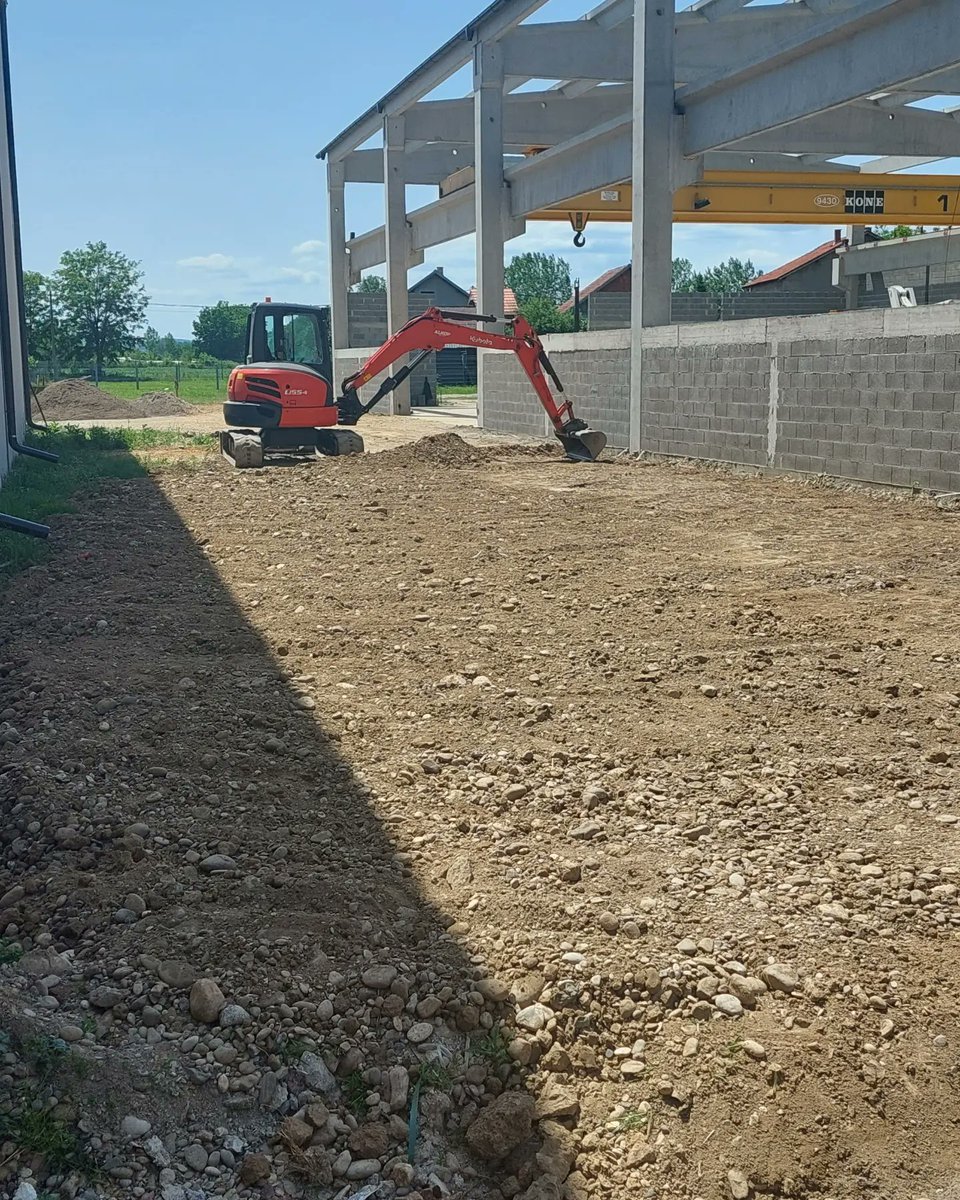 gracedavis752v0's tweet photo. Spreading and leveling stone gravel https://t.co/dCMCETgoll
