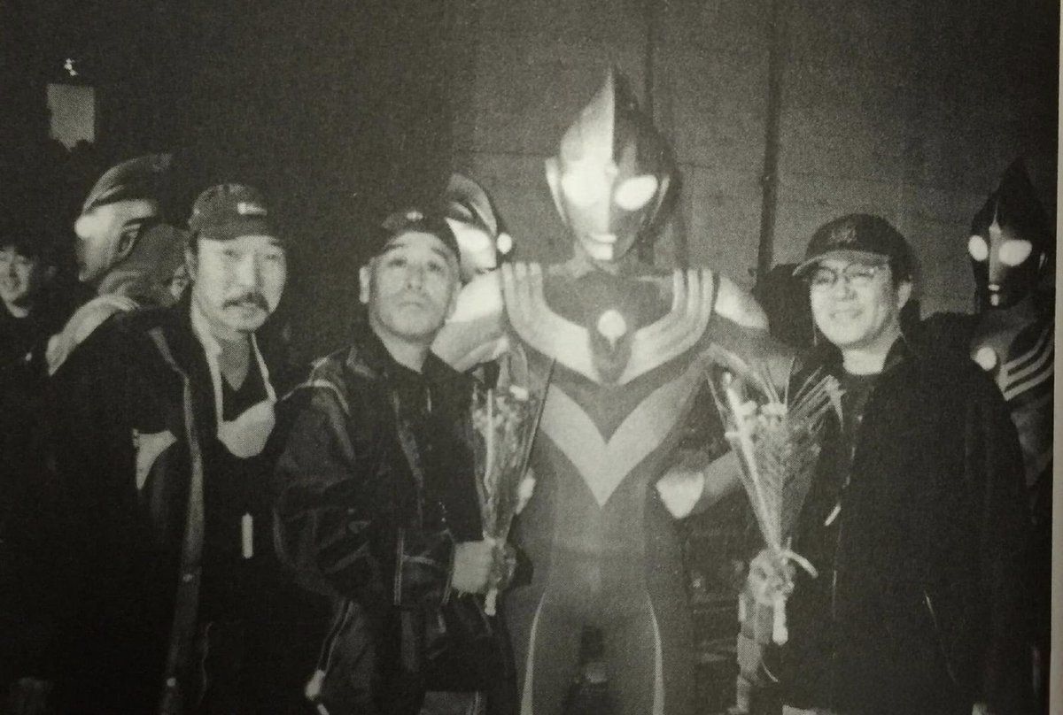 GongZ0822's tweet photo. ��田愛さんの過去のインタビューや対談を読み返していて、改めて心に残った言葉がありました。

太田さんは『ウルトラマン』について、子どもたちが人生で初めて「原初的な正義」を体験するかもしれない作品だからこそ、スタッフ全員が「正義」をどう描くべきか真剣に考え、良いものを作ろうとしてきた、と語っています。

そして、上原正三さんや金城哲夫さんが残したものを、後に続く自分たちが平成の子どもたちにどう伝えていくのか。それが大きな課題だったとも話されています。

この言葉を読んで、改めて「良い作品」というものは、単に面白い物語を作ることだけでは生まれないのだと思いました。

作り手がこれまで生きてきた中で感じたこと、考え続けてきたこと、出会った人々、そして大切にしている価値観。
そうしたものが作品の中に少しずつ積み重なっていくからこそ、何年経っても心に残る作品になるのではないでしょうか。

子どもの頃にはただ夢中になって見ていた作品も、大人になってからもう一度触れてみると、当時は気づかなかった言葉やテーマが心に響くことがあります。

太田さんが戦争について語られている言葉も、とても印象に残りました。

戦争は、遠い昔の歴史上の出来事ではなく、一人ひとりの普通の日常や、大切な人との時間を突然奪ってしま��ものなのだと思います。

だからこそ、私は戦争に反対します。

国や時代、立場が違っても、誰もが安心して普通の日常を生きられること。
誰かに価値観を押しつけられることなく、それぞれが自由に生きられること。

そうした当たり前の平和を、これからも大切にしていきたいです。

そして、作品を通してこうしたことを考えるきっかけを与えてくださる作り手の方々に、改めて感謝したいと思います。

太田愛さんが脚本を手がけられた主な作品：
『ウルトラマンティガ』
『ウルトラマンダイナ』
『ウルトラマンガイア』
『ウルトラマンコスモス』
『ウルトラマンマックス』
『相棒』
小説『犯罪者』
小説『幻夏』
小説『天上の葦』
#太田愛
#ウルトラマン
#ウルトラマンティガ
#特撮
#脚本家