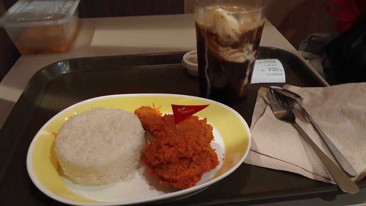 KyleAlbuera's tweet photo. Lunch time At Jollibee Santa Cruz https://t.co/nksIOB9z58
