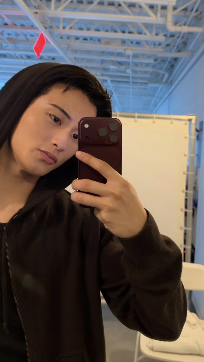 sskngntuk's tweet photo. save Mark Lee CEO Upper Room - iPhone 18 Pro Max Burgundy 2TB https://t.co/Hx8HUg8t91