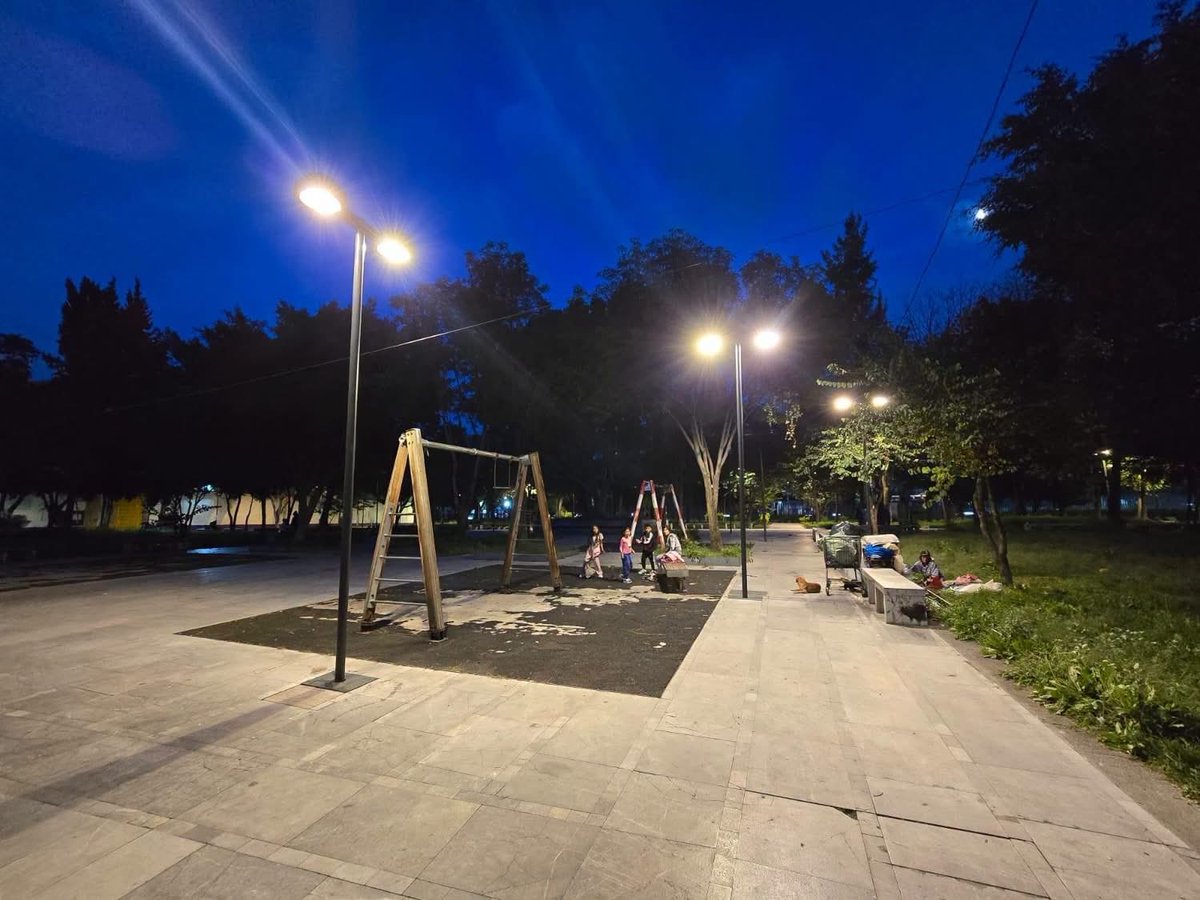 evelyn_parraA's tweet photo. 🌙💡 ¡En Venustiano Carranza seguimos trabajando de noche 

La Coordinación Territorial Morelos realizó la reparación del circuito de luminarias del parque Guadalupe Victoria, en Centro I. ✨

Porque una alcaldía que trabaja, se nota también cuando cae la noche. 🔥💜

#VCarranza #EvelynParra #VCEnAcción  #Morelos #LaEnergíaQueTransforma