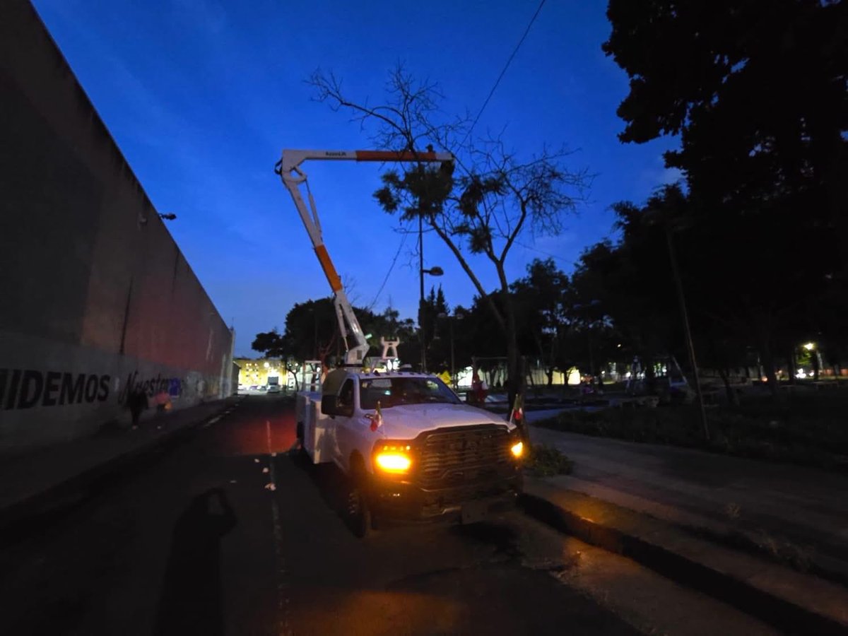 evelyn_parraA's tweet photo. 🌙💡 ¡En Venustiano Carranza seguimos trabajando de noche 

La Coordinación Territorial Morelos realizó la reparación del circuito de luminarias del parque Guadalupe Victoria, en Centro I. ✨

Porque una alcaldía que trabaja, se nota también cuando cae la noche. 🔥💜

#VCarranza #EvelynParra #VCEnAcción  #Morelos #LaEnergíaQueTransforma