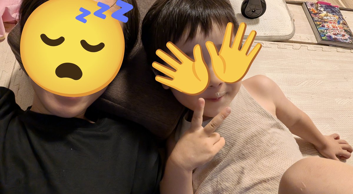 light_red18's tweet photo. 私が寝転がってたらおもむろに隣に転がってきた息子めちゃ可愛いかったし、カメラ向けると何故か裏ピース https://t.co/1vw8RmipoU