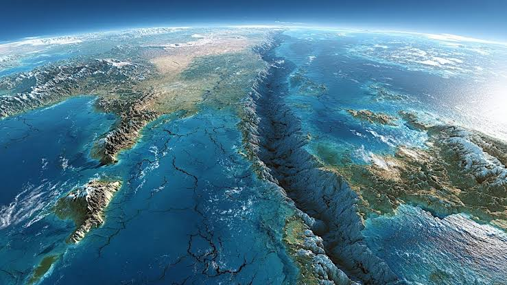 latestincosmos's tweet photo. 🚨JUST IN: Scientists say, Earth is splitting open beneath the Pacific Ocean. https://t.co/FXnecZlQH1