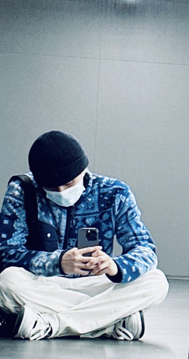 markyuppi's tweet photo. mark lee's iphone journey

12 pro pacific blue
14 pro deep purple
16 pro white titanium
18 pro max burgundy (new) https://t.co/UbOatODwYN