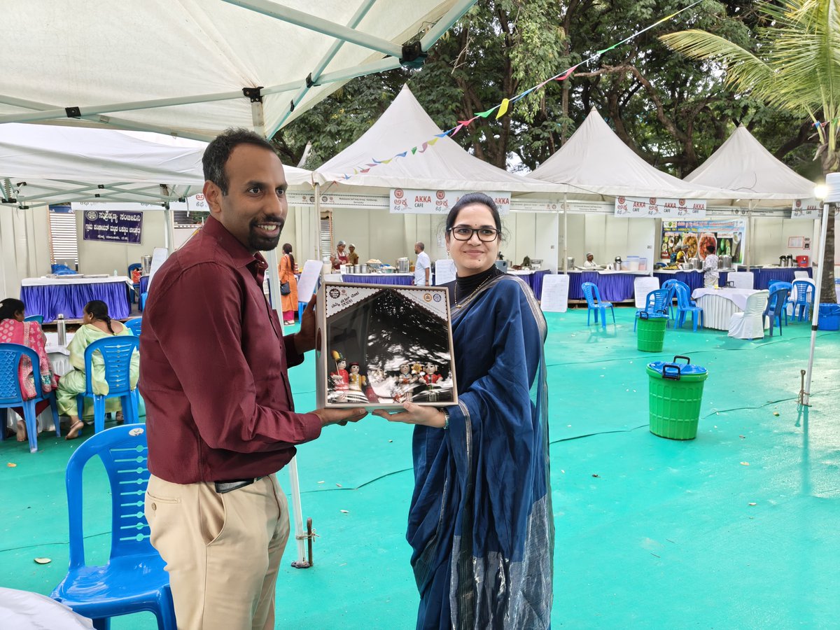 nlm_karnataka's tweet photo. Sri Ajith John Joshua, Regional Passport Officer, Bengaluru, visited the National Saras Mela-2026 held at JayaMahal Palace Bengaluru. On the occasion, Smt. Vasireddi Vijaya Jyothsna, MD, NLM Karnataka, presented a traditional Channapatna Toy Gift Hamper as a token of respect https://t.co/weqC1rU4sp