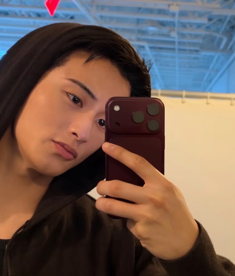 marklopsemangka's tweet photo. hello iphone 18               bye iphone 16 pro
pro max burgundy         white titanium 😭 https://t.co/uCoMB21LRx