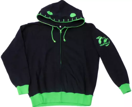 create_fix's tweet photo. BLAZBLUE ウロボロスパーカー（非売品）が掃除してたら出てきた🐍
当時ゲームセンターでゲームをプレイすると溜まるポイント交換で先着順の数量限定で入手できた非売品👕

届いたままの状態の新品未開封だから激レア＆コンディション最高なのでは(`･ω･´) https://t.co/ORKIQMZHnh