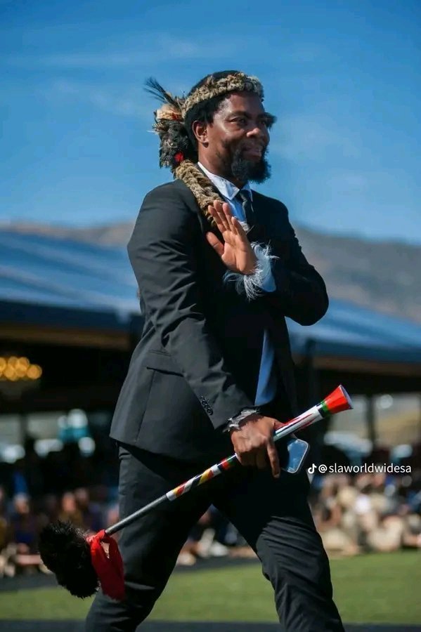 Simphiw02617472's tweet photo. SOUTH AFRICANS HERE WE'RE BEING LED: 

I wouldn't mind if our country could be led by these two individuals 

South Africans they both sacrificed their lives for our country, now they are called names simple for standing up for South Africans @JacintaNgobese @PhakelaMthakath https://t.co/4YZXEkXA9M