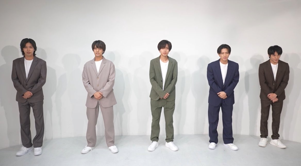 HI_y_mks's tweet photo. てか今気づいたけど何❓ｗｗｗｗｗｗ
解散(脱退)発表するとき用のスーツ(?)があるの❓ｗｗｗｗｗｗヤバいｗｗｗｗｗｗ今ゲラゲラ笑ってるｗｗｗｗｗｗなんかWEST.の動画に既視感あるなと思ったら私のオタク人生で一番地獄だった瞬間のｗｗｗｗｗｗ笑わせてくれてありがとう（真顔） https://t.co/b3cqxGW5ft