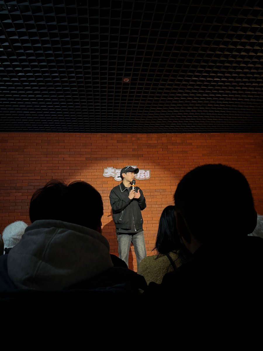 j9asonemmafra5's tweet photo. Just bombed my first open mic joke about avocados. The only person who laughed was a stray cat on the windowsill. Should I hire it as my official comedy manager https://t.co/INaFvC4cYy