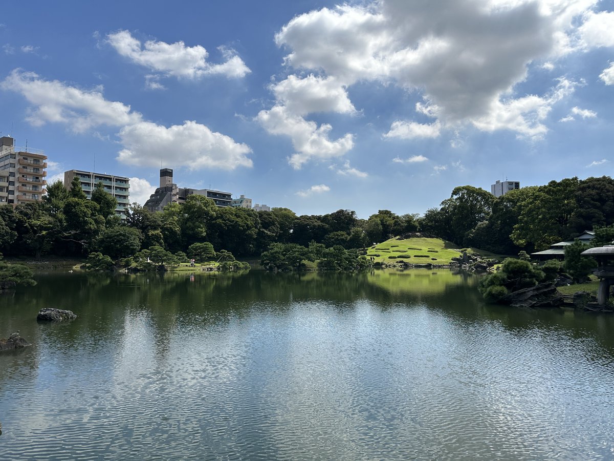 tkhshgm's tweet photo. 天気が良い日の逆借景な風景です。この後、外国人留学生から声を掛けられ、写真を撮ってあげ雑談もしました。3回生で院進学悩んでいるとのこと、この時期なので背中を押して欲しいのかなと察し、まずは前期課程に進んではと言っておきました。役に立つ話しだったかは判りませんが https://t.co/vkVj3PppgW