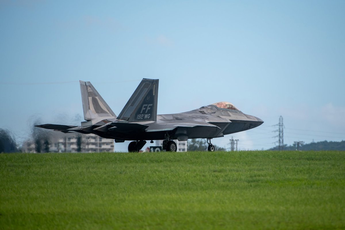 USFJ_J's tweet photo. 第27及び第90遠征戦闘飛行隊所属のF-22ラプターが嘉手納基地で定期訓練を実施し、太平洋全域に第5世代の航空戦力を展開する態勢を整えています。
航空機の継続的なローテーションにより、第18航空団は柔軟性と即応態勢を維持し、地域全体における迅速な対応と航空優勢を確保する能力を強化しています。 https://t.co/LnEl8kdutI