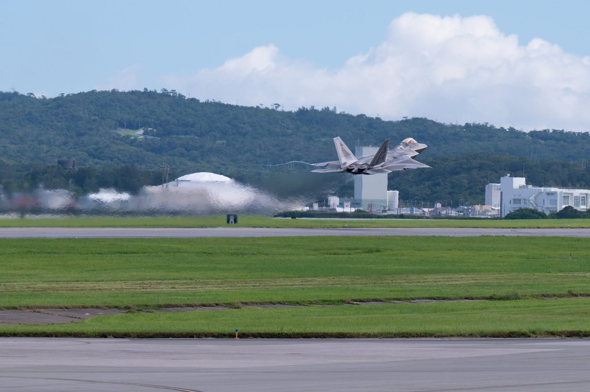 USFJ_J's tweet photo. 第27及び第90遠征戦闘飛行隊所属のF-22ラプターが嘉手納基地で定期訓練を実施し、太平洋全域に第5世代の航空戦力を展開する態勢を整えています。
航空機の継続的なローテーションにより、第18航空団は柔軟性と即応態勢を維持し、地域全体における迅速な対応と航空優勢を確保する能力を強化しています。 https://t.co/LnEl8kdutI