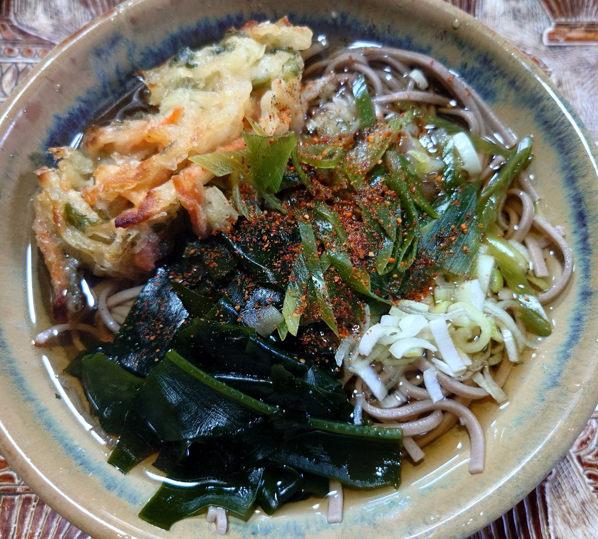 zPO605aNKA7P7hG's tweet photo. お昼は麺にて御座候…

本日は、天ぷらわかめそば by お手製

#乾麺 #天ぷらわかめそば(#温) #かき揚げ(半分) #わかめ #ねぎ #七味唐辛子 #茹で前 #90g

本日も満腹で満足、ご馳走様でした。 https://t.co/YDzHagpOut