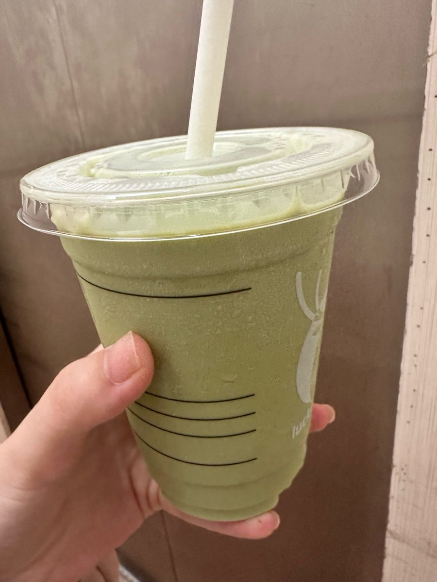 charles9nathanb's tweet photo. Make 5-minute iced matcha latte at home! Whisk matcha powder + hot water, add ice and oat milk. Creamy, refreshing u0026 way cheaper than cafe versions. https://t.co/2NfXVh5nZn