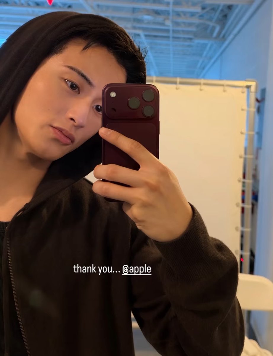 iprayncrybutdry's tweet photo. ไปร่วมงานเปิดตัวไอโฟนรุ่นใหม่ วันนี้ thank you apple พร้อมถือ iphone 18 สี burgundy ป๊าดดดดดดดดดด คุณมาร์คลี https://t.co/sx58gVUlo3