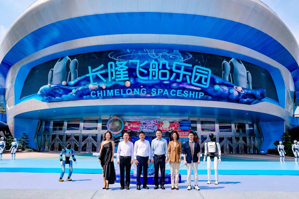 AGIBOTofficial's tweet photo. 300+ robots. One resort. Multiple real-world roles.

AGIBOT and Chimelong Group have officially launched a large-scale robot deployment at Chimelong in Zhuhai, China.

Across the resort, robots are being introduced for performances, AI education, visitor guidance, companionship and hotel services.

The launch also coincides with another milestone: AGIBOT’s 20,000th humanoid robot, an A3 Ultra, rolled off the production line and was delivered to Chimelong.

Built at scale. Now deployed at scale.
