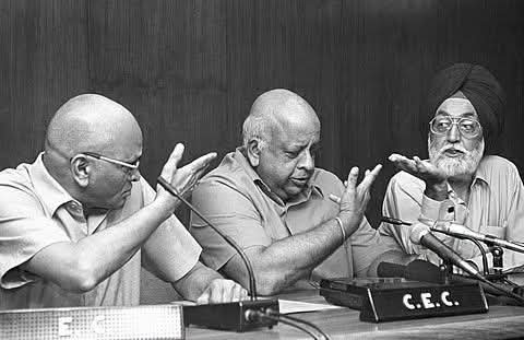 jpsin1's tweet photo. इस तस्वीर में 3 चुनाव आयुक्त हैं।
उनमें से 2 बाद में कांग्रेस में शामिल हो गए,

उनमें से एक तो मंत्री भी बने। 

और एक आडवाणी जी  के खिलाफ कांग्रेस से चुनाव लड़े

यह भारतीय लोकतंत्र का सचमुच सुनहरा दौर था😌🙂

किधर है मेरा जूता ?? https://t.co/5Ul9NZY376