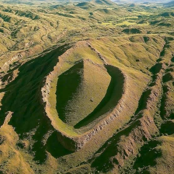 GlobeEyeNews's tweet photo. BREAKING:

Researchers officially began drilling in Turkey to investigate the suspected site of Noah’s Ark. https://t.co/lzKaLT912R