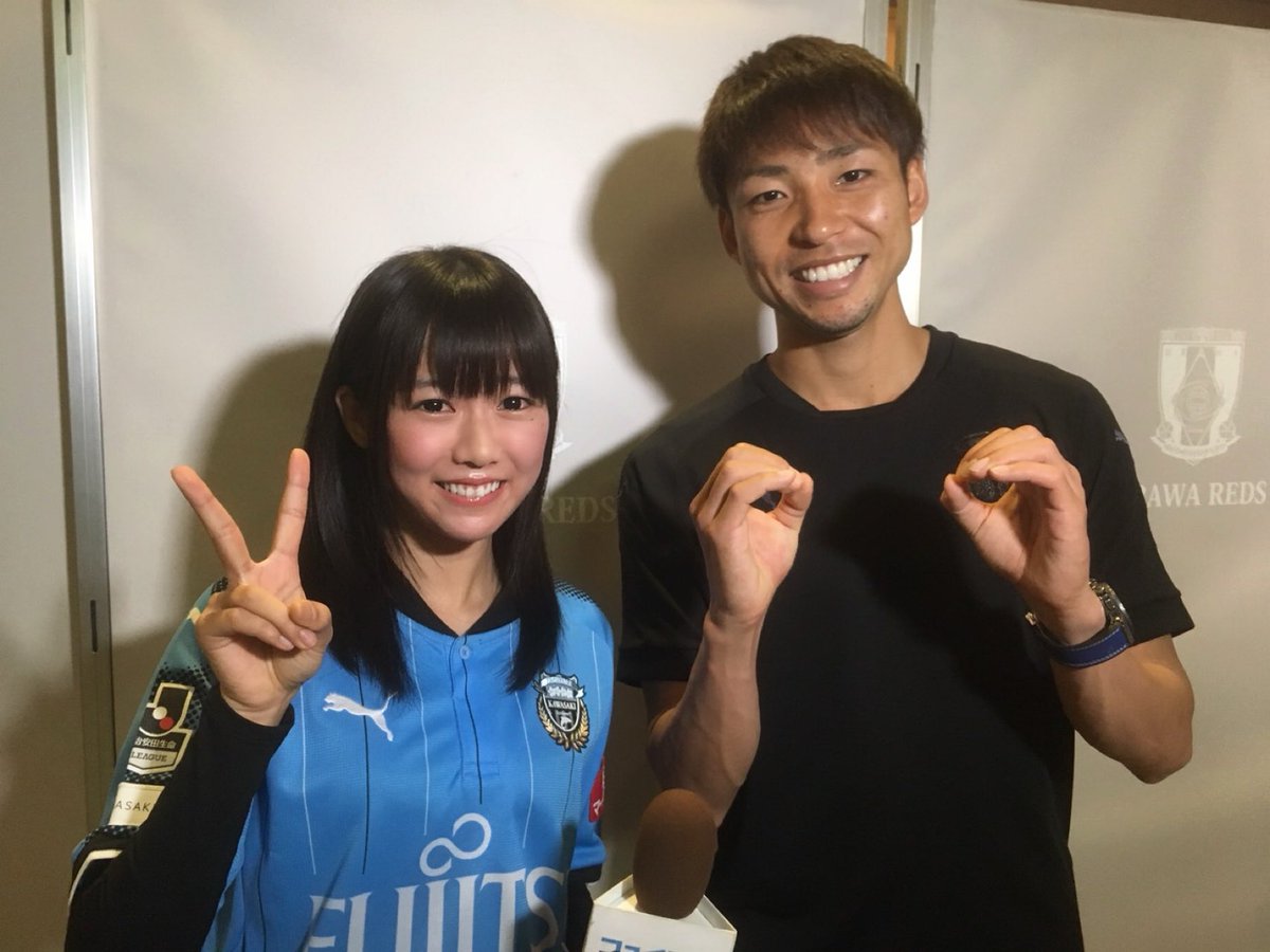 bakemonomomo's tweet photo. 小林悠選手、現役引退の発表。

以前、インタビューをさせていただいた時のお写真とお気に入りのお写真を📷🎤⚽️

当時お話を聞かせていただけたこと、
こうして振り返ると改めてとても貴重で
大切な思い出です。

長い間、たくさんの感動をありがとうございました（ ;  ; ）🐬⚽️♨️✨

最後まで、小林選手らしく駆け抜ける姿を
応援しています！ #フロンターレ