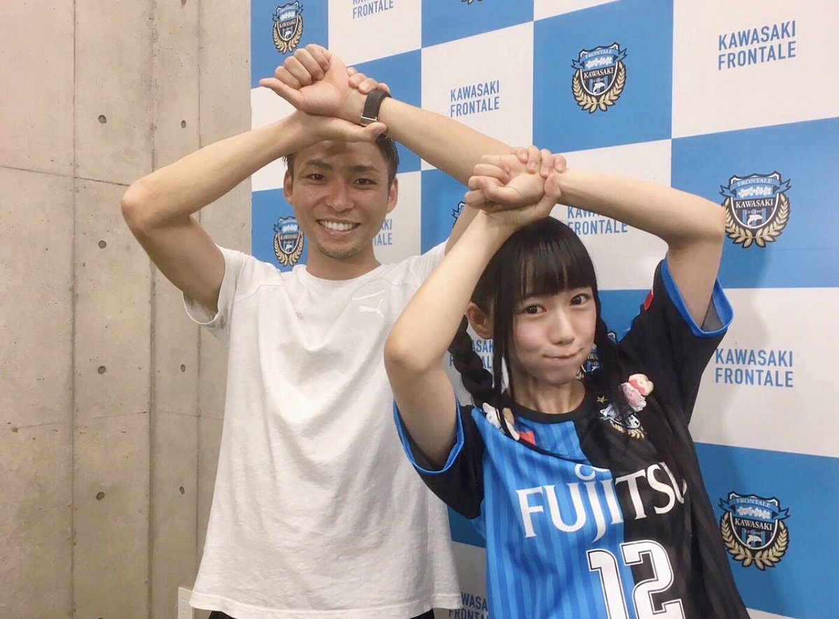 bakemonomomo's tweet photo. 小林悠選手、現役引退の発表。

以前、インタビューをさせていただいた時のお写真とお気に入りのお写真を📷🎤⚽️

当時お話を聞かせていただけたこと、
こうして振り返ると改めてとても貴重で
大切な思い出です。

長い間、たくさんの感動をありがとうございました（ ;  ; ）🐬⚽️♨️✨

最後まで、小林選手らしく駆け抜ける姿を
応援しています！ #フロンターレ