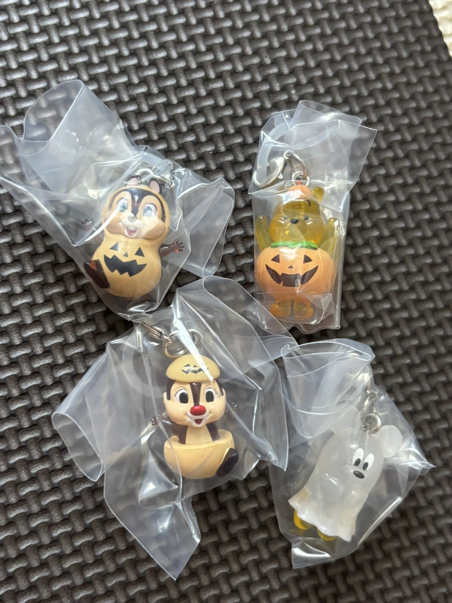 anchckrk's tweet photo. ディズニーのハロウィンのめじるし引けた🎃 4回制限で狙いのゼロ出なかったけど、どれも可愛くて交換する気になれない、、、このまま大切にしよう😭🩷🩷 https://t.co/DLBXPs2aEN