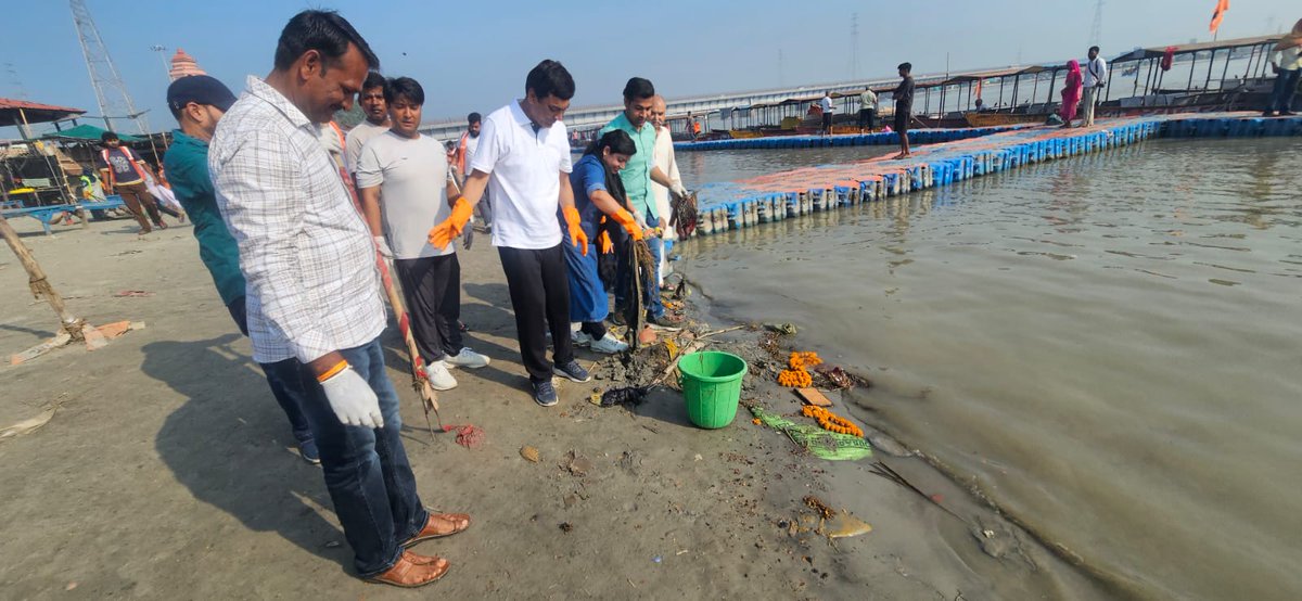 DioHapur's tweet photo. सेवा संकल्प अभियान के अंतर्गत स्वच्छता अभियान के तहतआज गढ़मुक्तेश्वर,बृजघाट गंगा नदी पर चलाया गया स्वच्छता अभियान
माननीय विधायक गढ़मुक्तेश्वर एवं अधिशासी अधिकारी नगर पालिका परिषद गढ़मुक्तेश्वर के द्वारा स्वच्छता अभियान के तहत की गंगा की सफाई* https://t.co/WeWp1hjvoE
