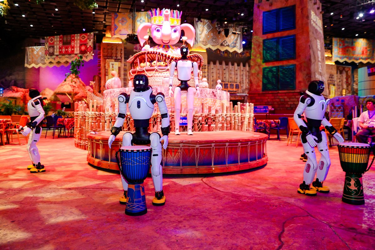 AGIBOTofficial's tweet photo. 300+ robots. One resort. Multiple real-world roles.

AGIBOT and Chimelong Group have officially launched a large-scale robot deployment at Chimelong in Zhuhai, China.

Across the resort, robots are being introduced for performances, AI education, visitor guidance, companionship and hotel services.

The launch also coincides with another milestone: AGIBOT’s 20,000th humanoid robot, an A3 Ultra, rolled off the production line and was delivered to Chimelong.

Built at scale. Now deployed at scale.
