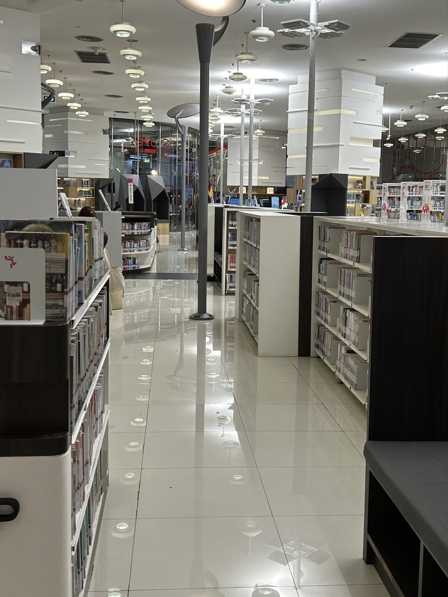 looookmai's tweet photo. คิดถึงร้านเช่าหนังสือมากกก เดี๋ยวนี้ถ้าจะเช่าก็หาร้านข้างนอกแทบไม่ได้แล้ว เน้นไป tk park เอา ถ้าไม่สมัครสมาชิก ค่าเข้ารายครั้งแค่ 20 บาท/คน/วัน เป็นอีกที่ๆชอบไปนั่งทำงาน ดีตรงนั่งได้ทั้งวัน พื้นที่กว้างขวาง มีหนังสือและโซนให้เลือกนั่งหลากหลาย สาขาที่ central world จะอยู่ชั้น 8 นะ https://t.co/lRjqsgcRqH