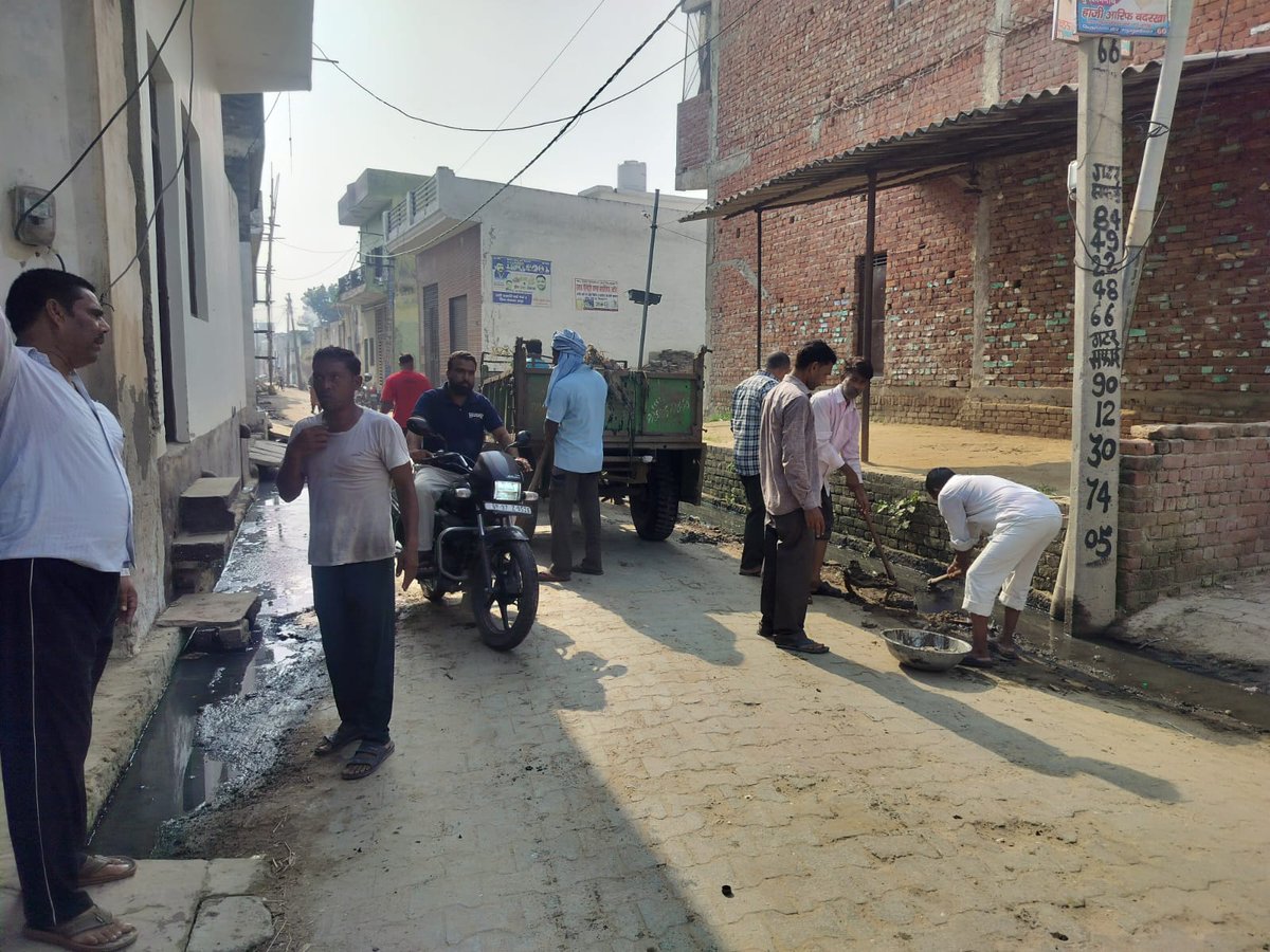 DioHapur's tweet photo. *हापुड़। 17 सितंबर से 17 अक्टूबर 2026 तक चल रहे *सेवा संकल्प अभियान* के अंतर्गत  जनपद के समस्त विकास खंडों और ग्राम पंचायतो में साफ सफाई के कार्यक्रमों का आयोजन किया गया https://t.co/boeItOWyU6