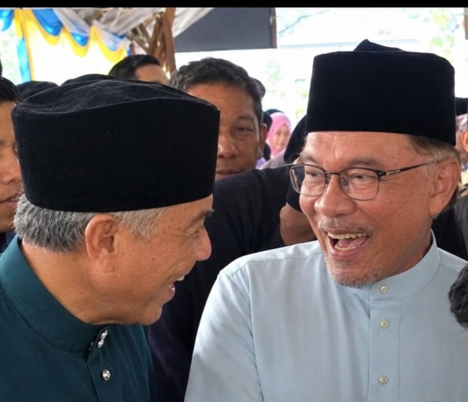 Pascarey1's tweet photo. @fmtoday "Darling,you know the donation drive by UMNO for your fine,you go and tell that @DrZahidHamidi to increase to 68  million to cover me,ok? Do It now or you can't come home,ya?!!
@rafizi Ha3 Ha3 Ha3
@anwaribrahim @jameschin110 @Jeff4Malaysia @anthonyloke 
@zaidibrahim 
@umnoonline https://t.co/Gh29dK0Qa1