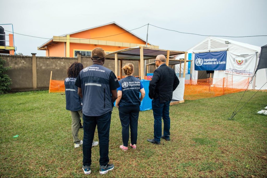 OMSRDCONGO's tweet photo. De retour à Bunia après Beni, Dr @Chikwe_I s’est rendu au hub @MinSanteRDC-@WHO de formation des soignants mobilisés contre #Bundibugyo &amp; sur le site de l’étude BRAVO sur le vaccin #Ervebo, menée par @MSF auprès des personnels de première ligne. Formation. Recherche. Innovation. https://t.co/QM6Q2sjGLX