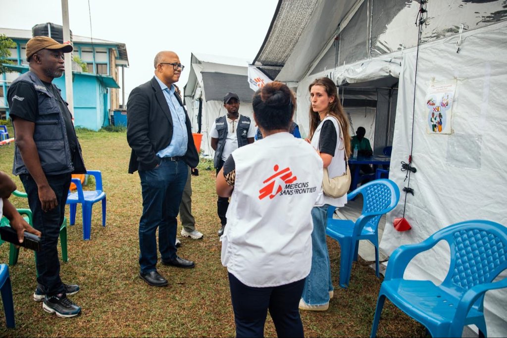 OMSRDCONGO's tweet photo. De retour à Bunia après Beni, Dr @Chikwe_I s’est rendu au hub @MinSanteRDC-@WHO de formation des soignants mobilisés contre #Bundibugyo &amp; sur le site de l’étude BRAVO sur le vaccin #Ervebo, menée par @MSF auprès des personnels de première ligne. Formation. Recherche. Innovation. https://t.co/QM6Q2sjGLX