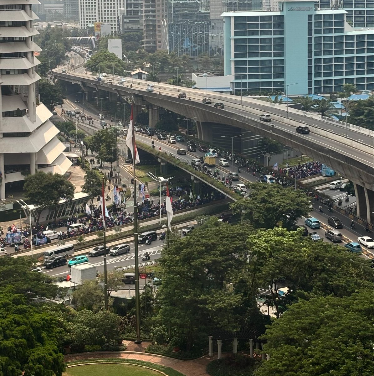 latteitea's tweet photo. semangat and stay safe semua yang turun ke jalan!! https://t.co/eJWbjAVpkD