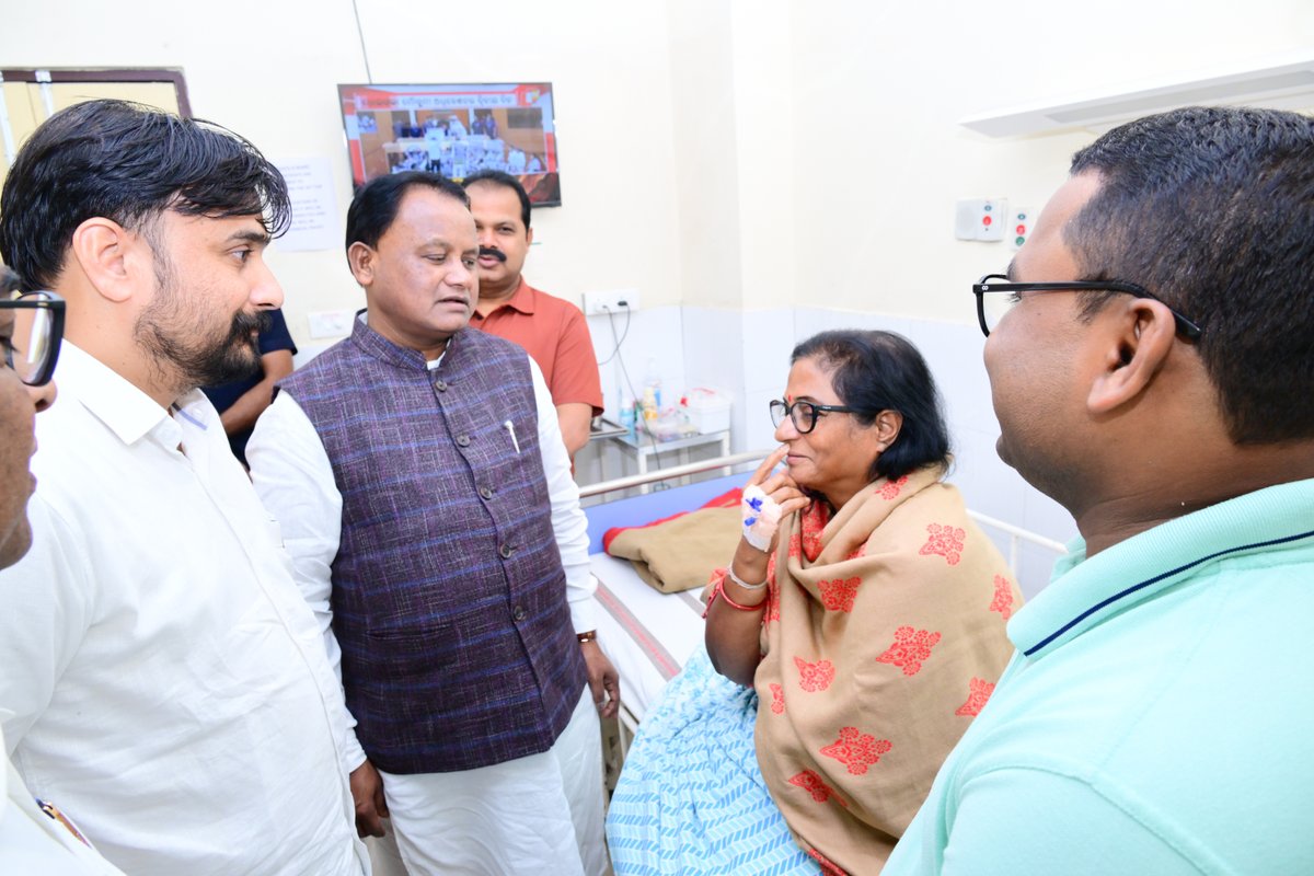 reporterstodays's tweet photo. ବାଚସ୍ପତି ଶ୍��ୀମତୀ ସୁରମା ପାଢ଼ୀ ଅସୁସ୍ଥ ହୋଇ AIIMS ରେ ଚିକିତ୍ସିତ ହେଉଥିବା ଅବସରରେ ମୁଖ୍ୟମନ୍ତ୍ରୀ ଶ୍ରୀ ମୋହନ ଚରଣ ମାଝୀ ତାଙ୍କୁ ସାକ୍ଷାତ୍ କରି ତାଙ୍କର ଆଶୁ ଆରୋଗ୍ୟ କାମନା କରିଛନ୍ତି |
#MohanCharanMajhi #SuramaPadhy #AIIMSBhubaneswar #OdishaCM #OdishaSpeaker #OdishaPolitics #ReportersToday https://t.co/pDCYuP8YhO