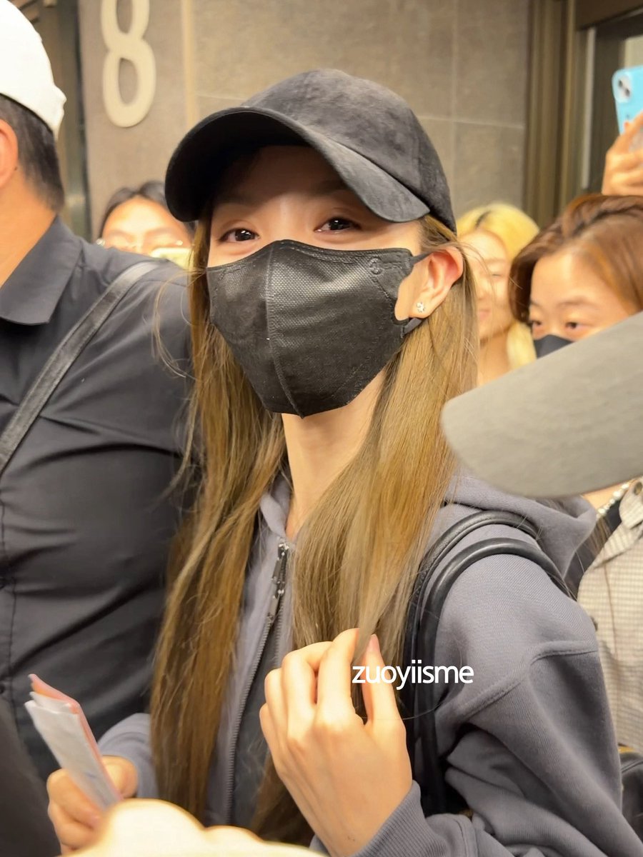 xojoyaw_'s tweet photo. น้องเถียนเดินทางถึงอิตาลีอย่างปลอดภัยแล้ววว คนสวยใจดีรับจดหมายจากฟคด้วย น่ารัก รอชมลุคงานวันพรุ่งนี้น้าาา 

TIANXIWEI SHINE IN MILAN 
#TianXiweiGucciSS27APTLook 
#GucciTheStoreShow 
#GucciSS27xTianXiwei 
#TianXiwei #Gucci @gucci https://t.co/izMW9gi5vD
