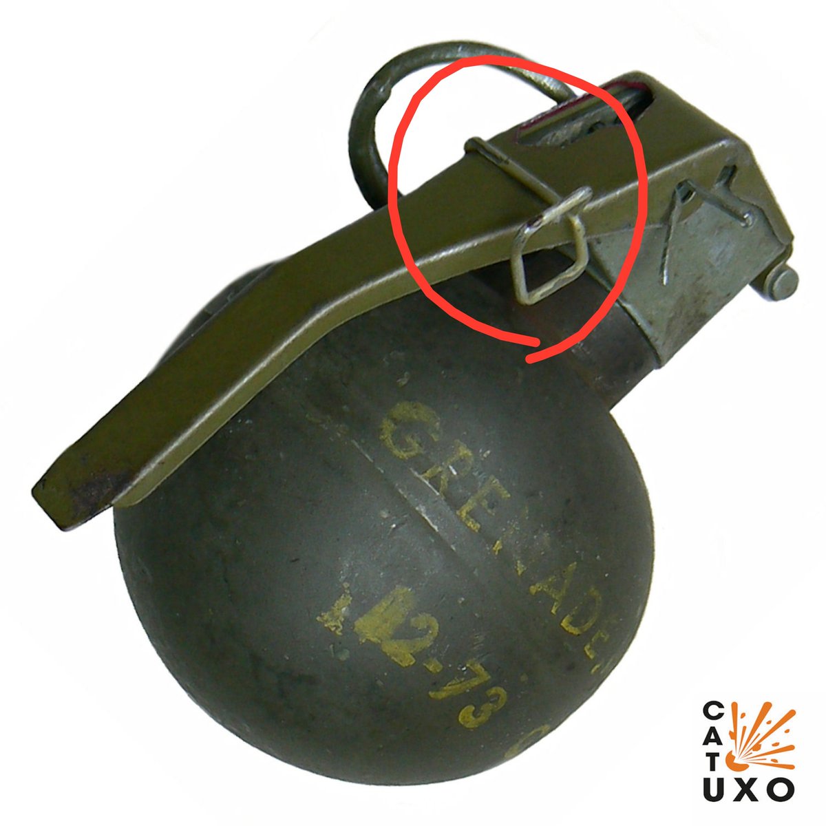 Kenichi_Kaneko's tweet photo. 良いところにお気づきですね。
2個目はアメリカ軍のM67という手榴弾なのですが、引き抜くリング状の安全ピンとは別に、輸送時などに何らかのトラブルでレバーが外れないように「セーフティクリップ 」というものが備わっているのです。この手榴弾を支給された兵士は、戦場などある程度手榴弾を投げることを想定された場所ではこのクリップを外しておきます。いわば2段階の安全装置です。これは他国軍の手榴弾では一般的ではないので、それを知らずに安全ピンを抜いただけで彼は投げたんですね。
ただ安全ピンを抜いてしまっているので、レバーを飛ばすバネの力を100%クリップの細い針金だけで抑えている状態だったので近づくこと自体 非常に危険な行為だったのです。